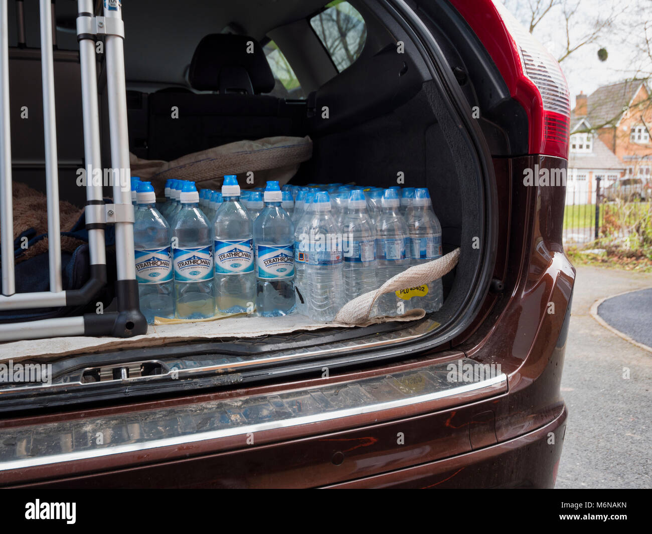 Ashbourne, UK. 5th March, 2018. UK Weather; People in Ashbourne stockpile bottled water from Aldi as the supermarkets run out of bottled water due to a burst mans pipe on the Severn Trent Water supply. Credit: Doug Blane/Alamy Live News Stock Photo