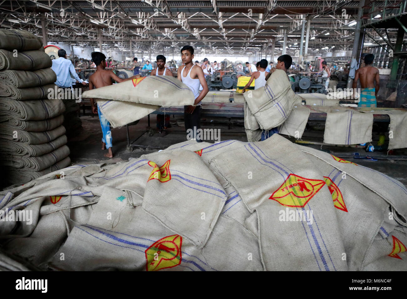 Dhaka, Bangladesh. 5th February, 2018. workers sewing jute bags at a
