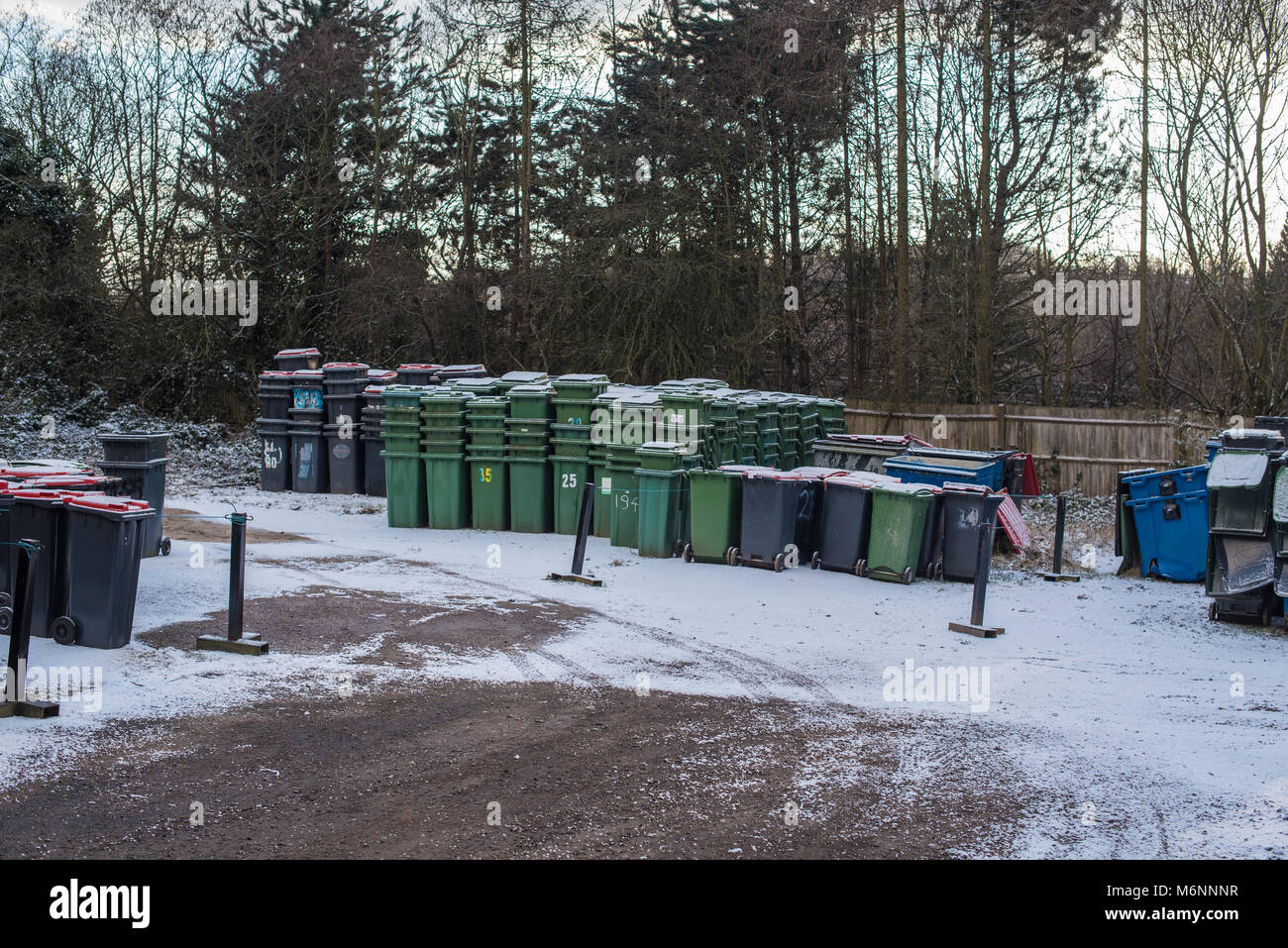 Put rubbish in bins hires stock photography and images Alamy