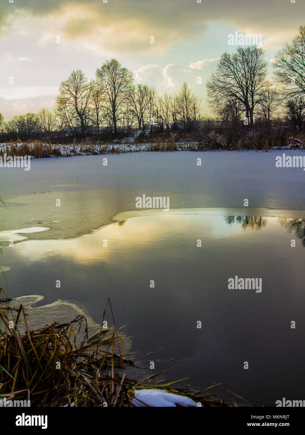 Bank of lake reflected hi-res stock photography and images - Alamy