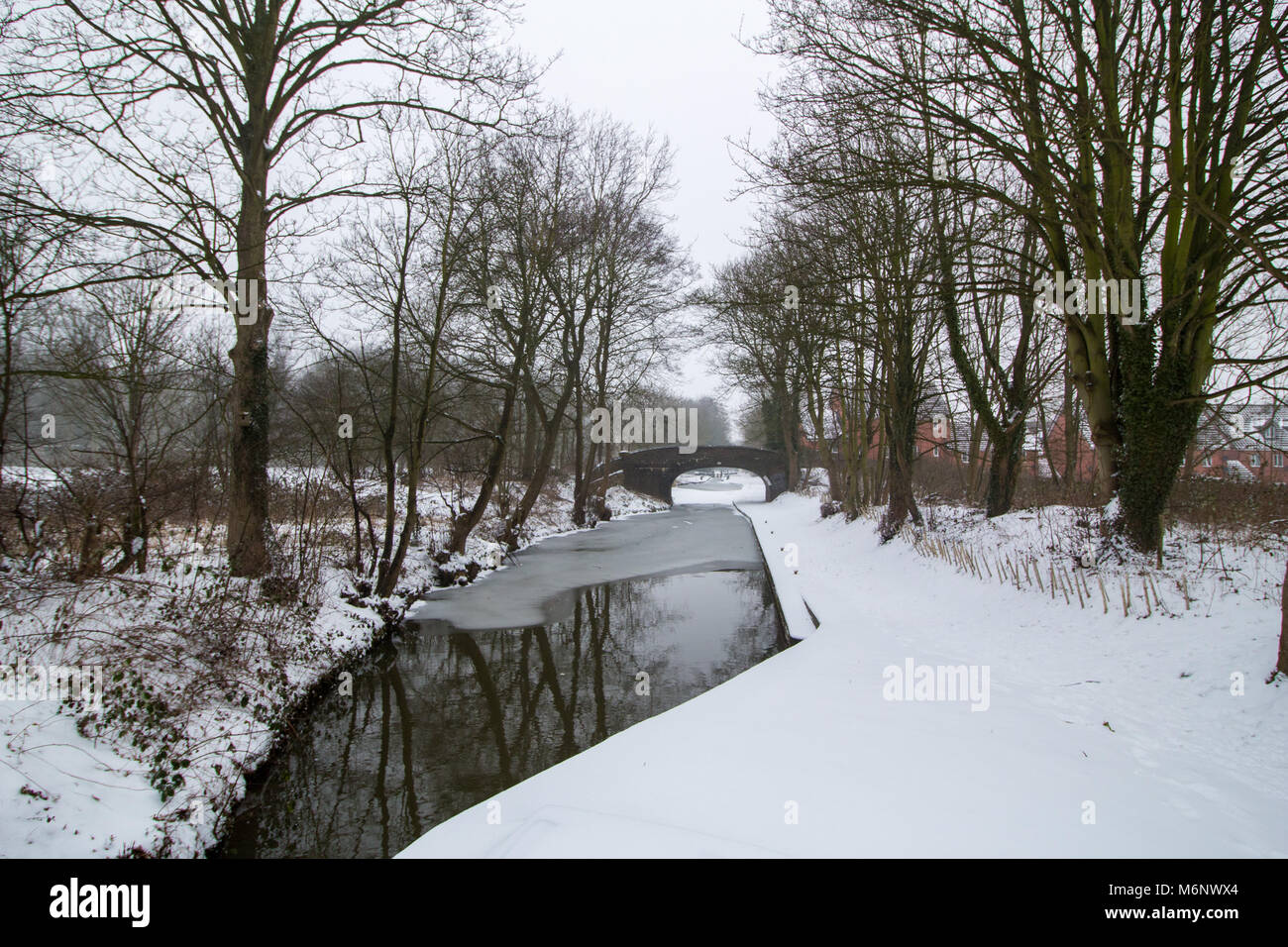 The Coventry Canal covered in snow in Atherstone, Warwickshire Stock Photo