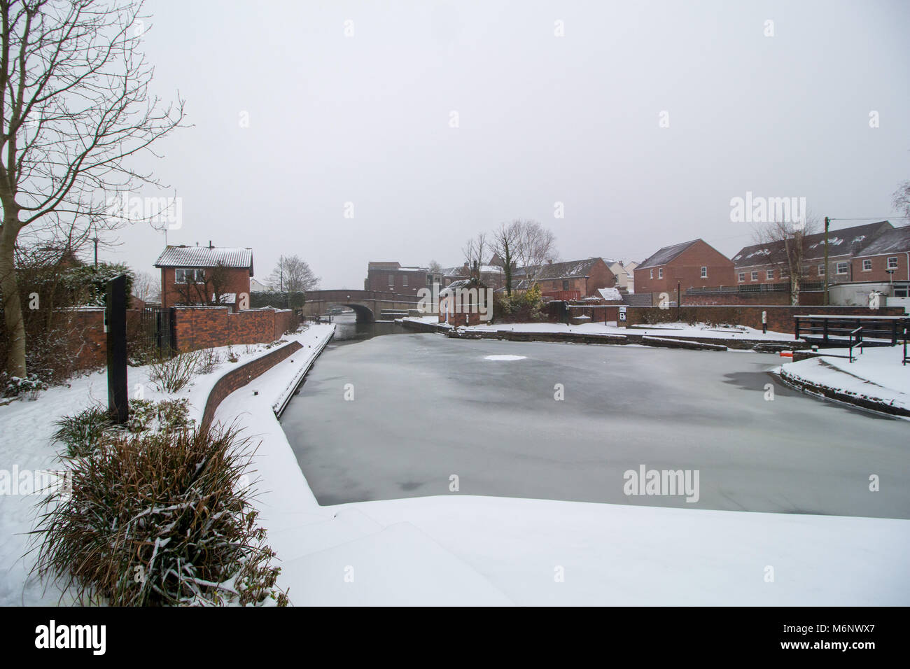 The Coventry Canal covered in snow in Atherstone, Warwickshire Stock Photo