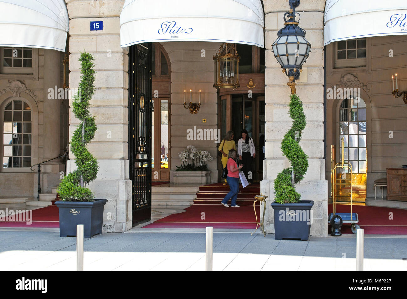 Ritz paris entrance hi-res stock photography and images - Alamy