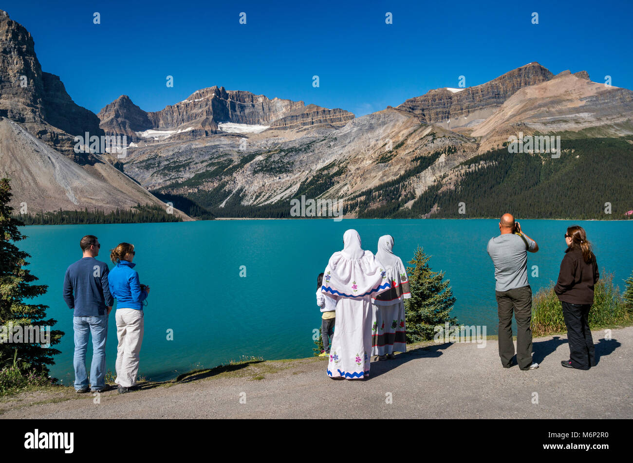 Tourists at Bow Lake Viewpoint, The Icefields Parkway, Canadian Rockies,  Banff National Park, Alberta, Canada Stock Photo - Alamy