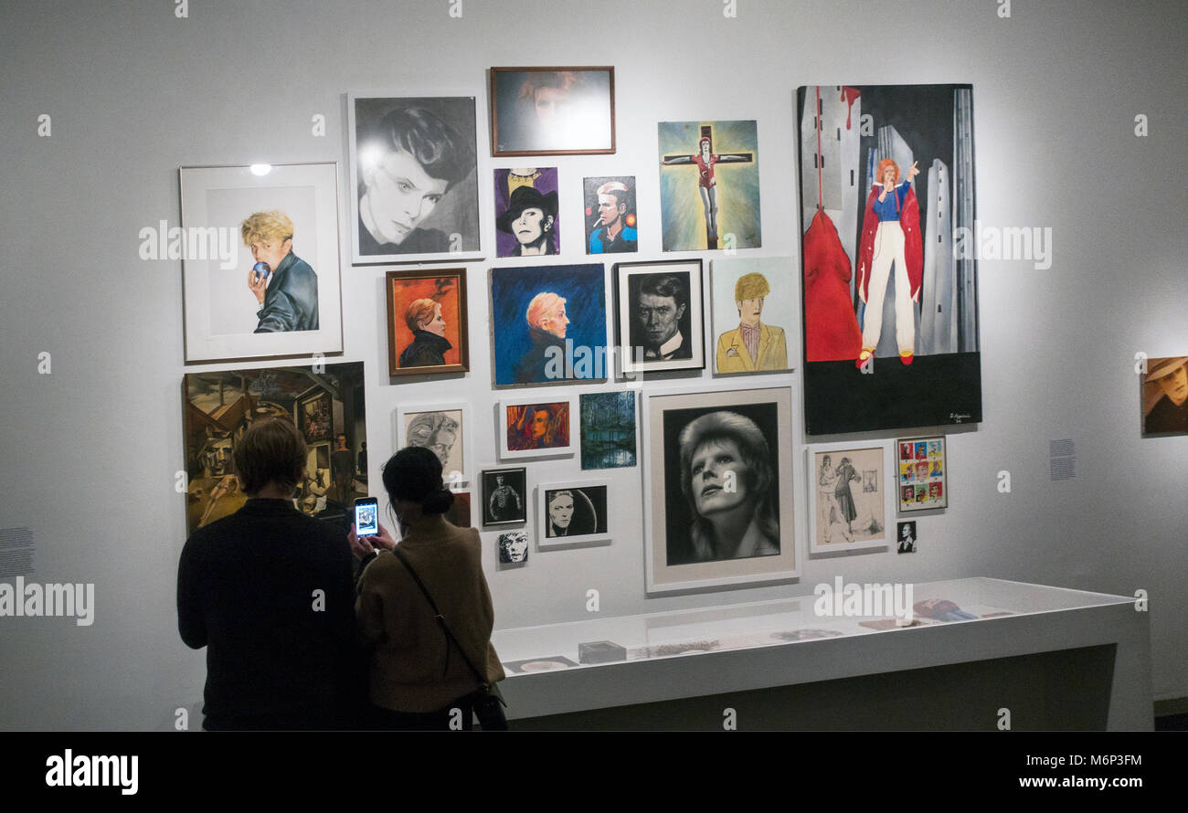 David Bowie Is Exhibition At The Brooklyn Museum NYC Stock Photo Alamy david-bowie-is-exhibition-at-the-brooklyn-museum-nyc-stock-photo-alamy