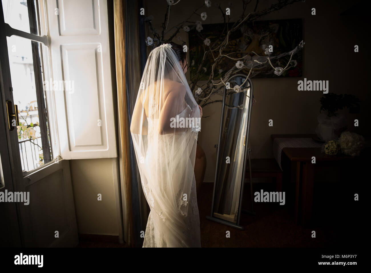 Bride looking into mirror hi-res stock photography and images - Alamy