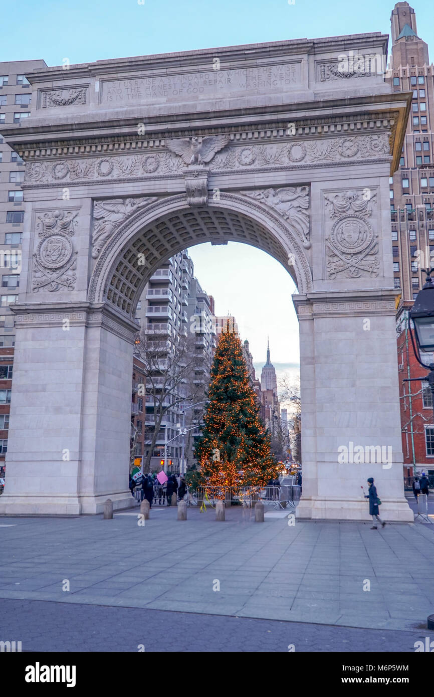 Christmas on 5th Avenue Tour #NYCholidays #itsthemostwonderfultimeoftheyear  #NYC #nycgo #seeyour - Picture of Urban Crawls, New York City - Tripadvisor
