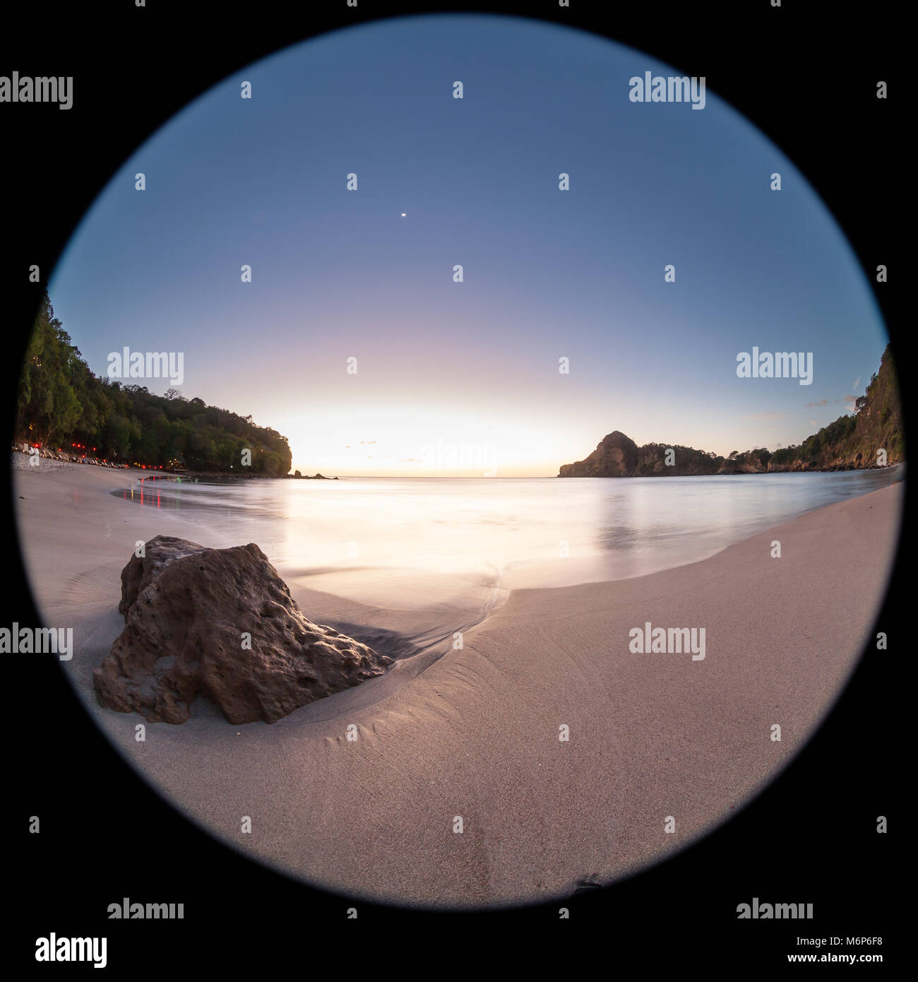 Licht Struikelen Conjugeren relaxing beach scene shot with a fish eye lens creating a circular super wide angle view at sunset with pale blue skies Stock Photo - Alamy Licht Struikelen Conjugeren relaxing beach scene shot with a fish eye lens creating a circular super wide angle view at sunset with pale blue skies Stock Photo - Alamy