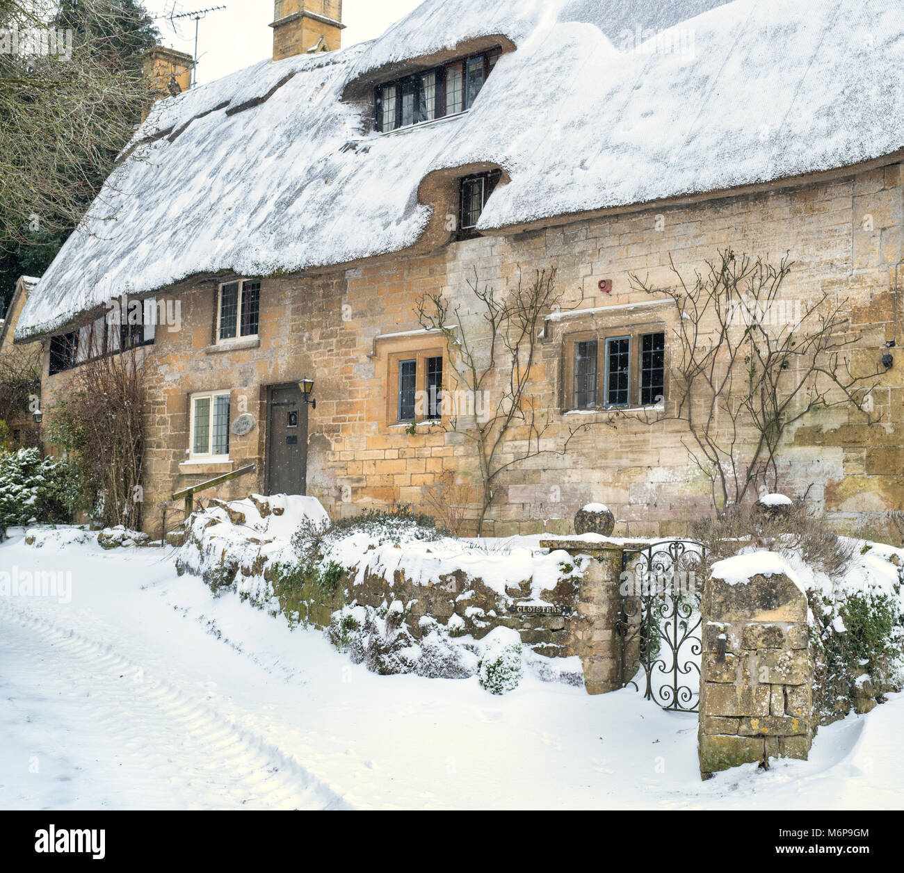 Stanton stone thatched cottage in the winter snow. Stanton, Cotswolds ...