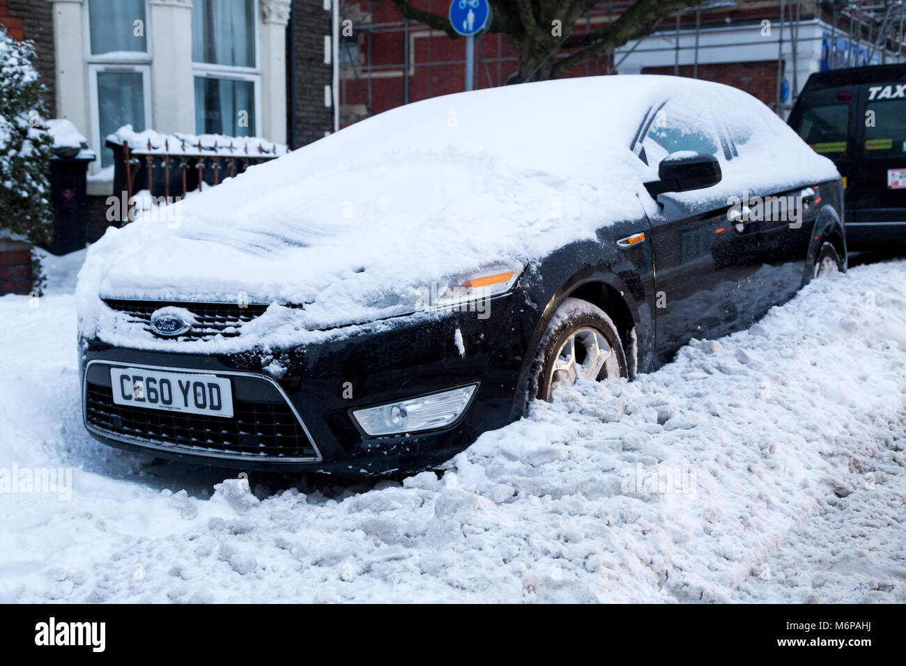 Cars covered in Snow Stock Photo Alamy