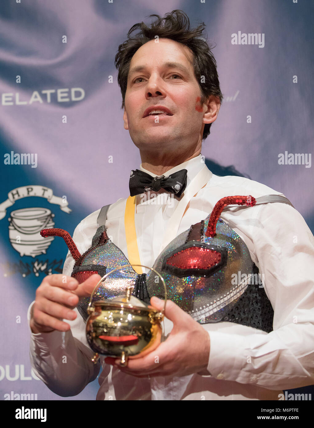 Paul Rudd accepts Man of the Year 2018 award as Harvard's Hasty Pudding ...