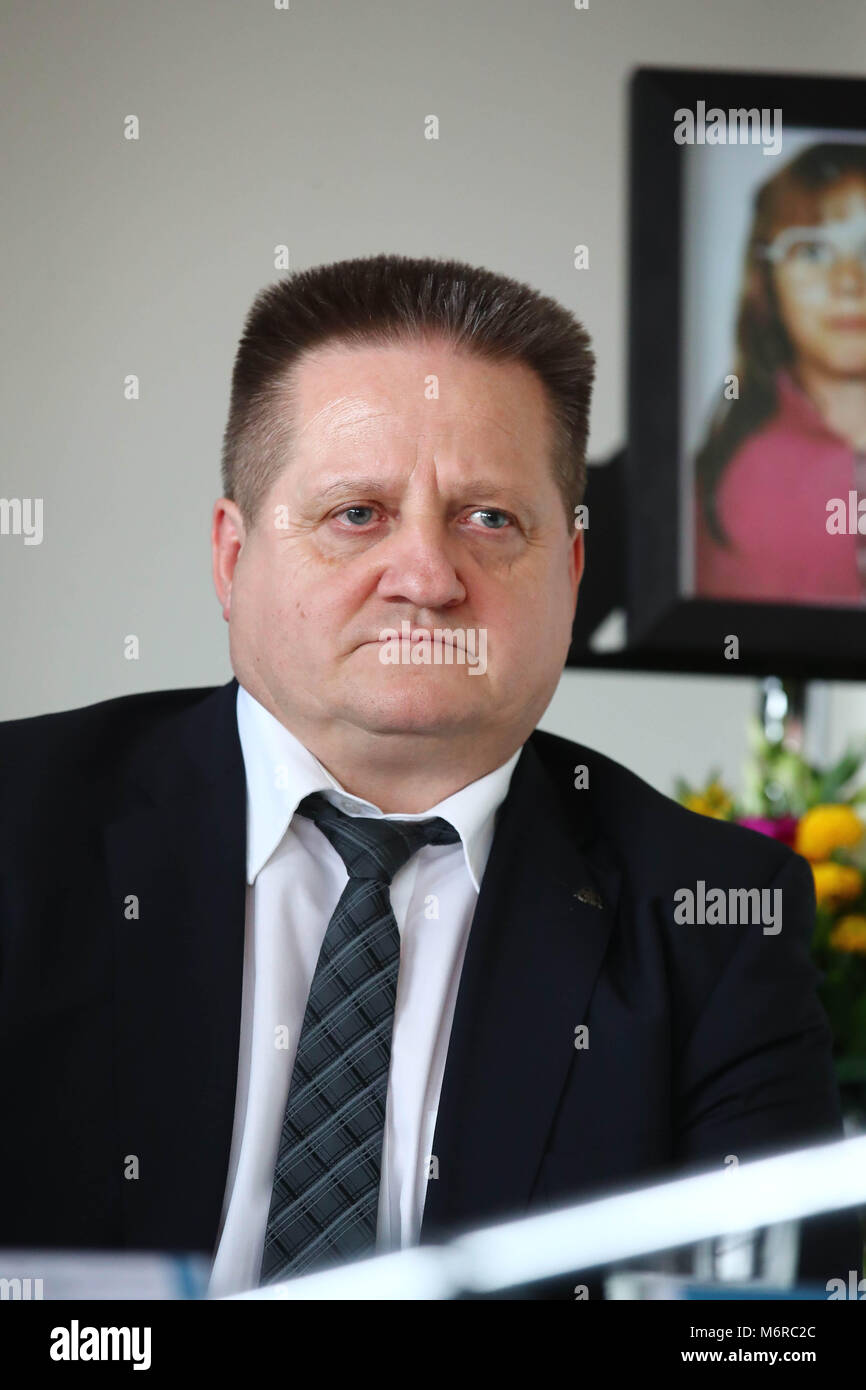 06 March 2018, Germany, Jena: First Criminal Chief Inspector Andreas Gerstberger, director of the 'Cold cases' special commission, speaking to the press during a press conference by the Jena Police. A picture of the murdered Stephanie Drews can be seen in the background. The reason for the press conference is the resolution of the 1991 case of Stephanie Drew's murder. A man suspected of the crime was arrested as part of the investigation. The case is the oldest of three cases of child murder in Jena and Weimar under investigation by the special commission 'Cold cases' since November 2016. Phot Stock Photo