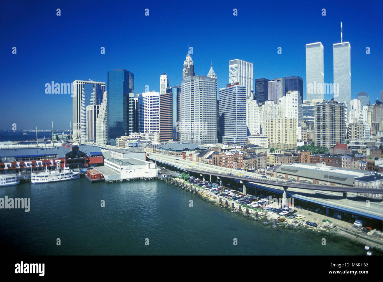 1987 HISTORICAL TWIN TOWERS (©MINORU YAMASAKI 1973) DOWNTOWN SKYLINE EAST RIVER MANHATTAN NEW YORK CITY USA Stock Photo