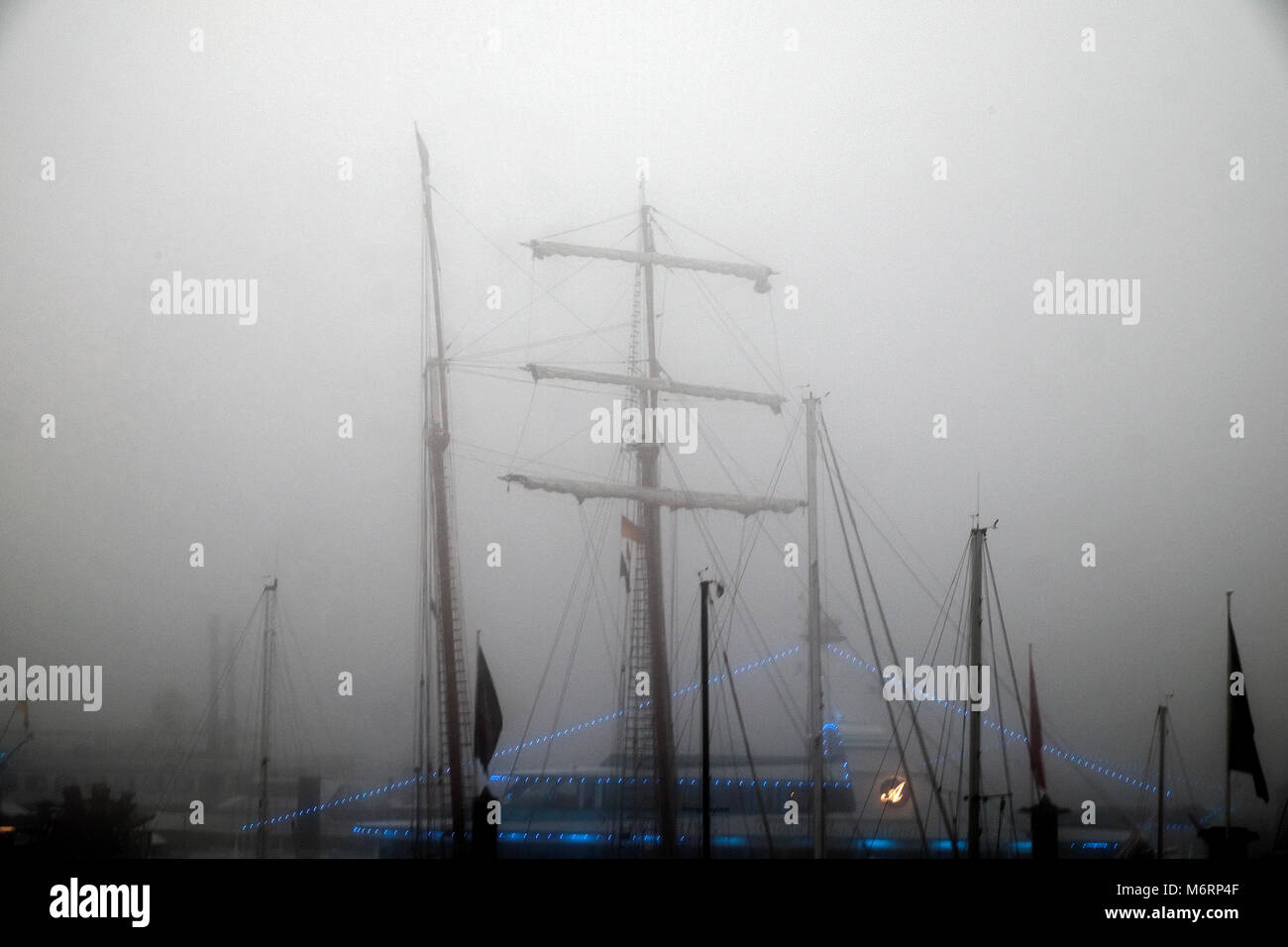 Hamburg Hafen im Nebel Stock Photo