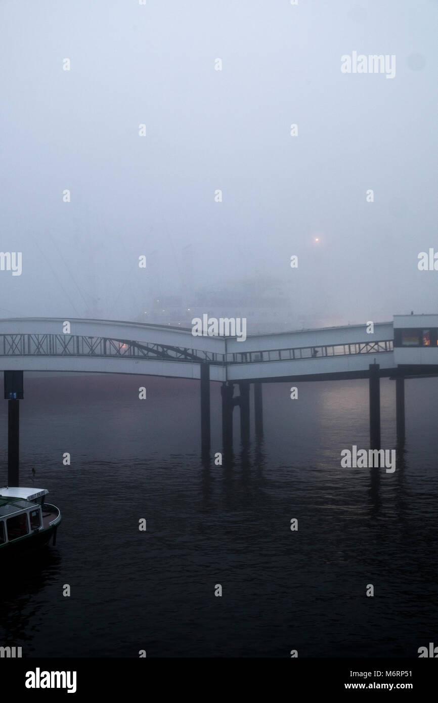 Überseebrücke im Nebel Stock Photo