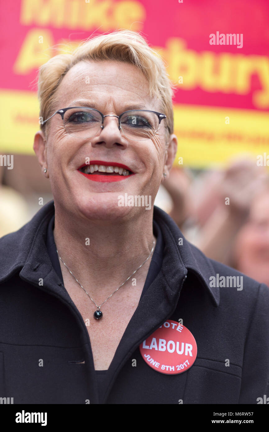 Stand-up comedian and actor Eddie Izzard joins Labour Party candidates on the campaign trail today (Thursday 1st June 2017) Pictured in Frodsham Stock Photo