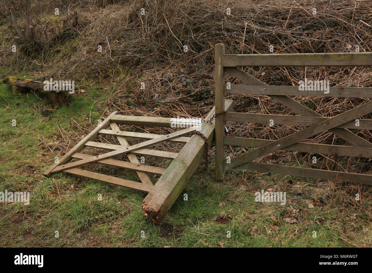Broken gate hires stock photography and images Alamy