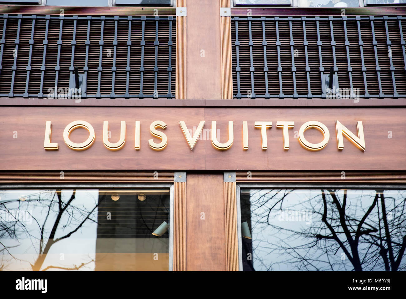 Louis Vuitton Store On Champselysées In Paris Stock Photo - Download Image  Now - Louis Vuitton - Designer Label, Store, Moet Hennessy Louis Vuitton -  iStock