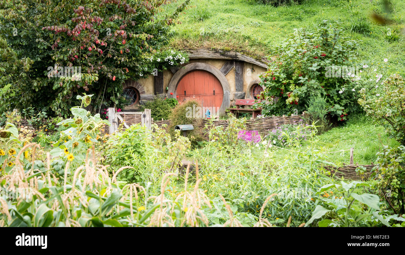 Hobbit Houses, Hobbiton Movie Set, Matamata, North Island, New Zealand Stock Photo Alamy