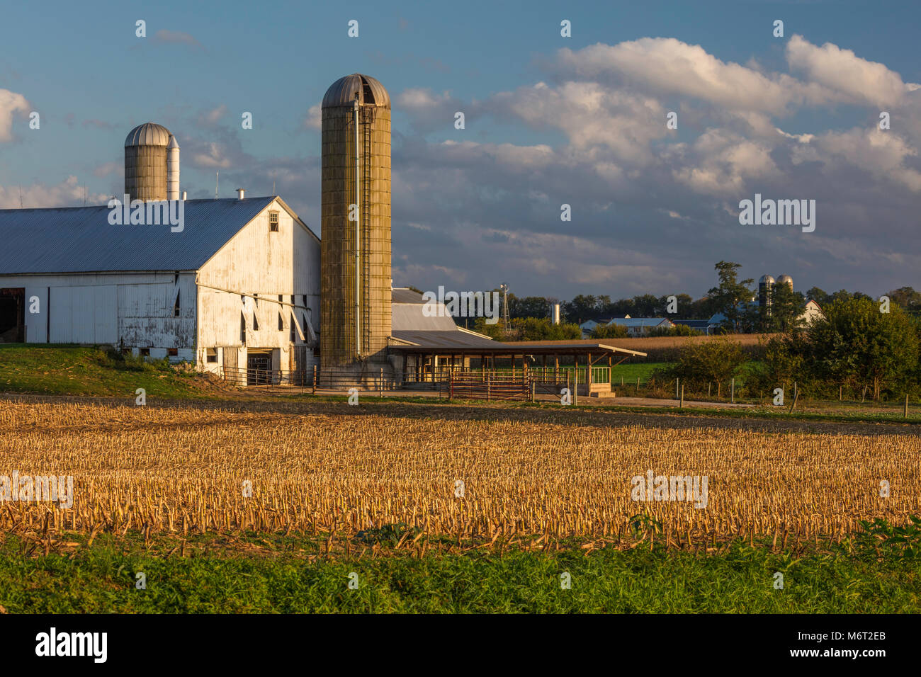 White barn and silo, Amish country, Lancaster County, Pennsylvania Stock Photo