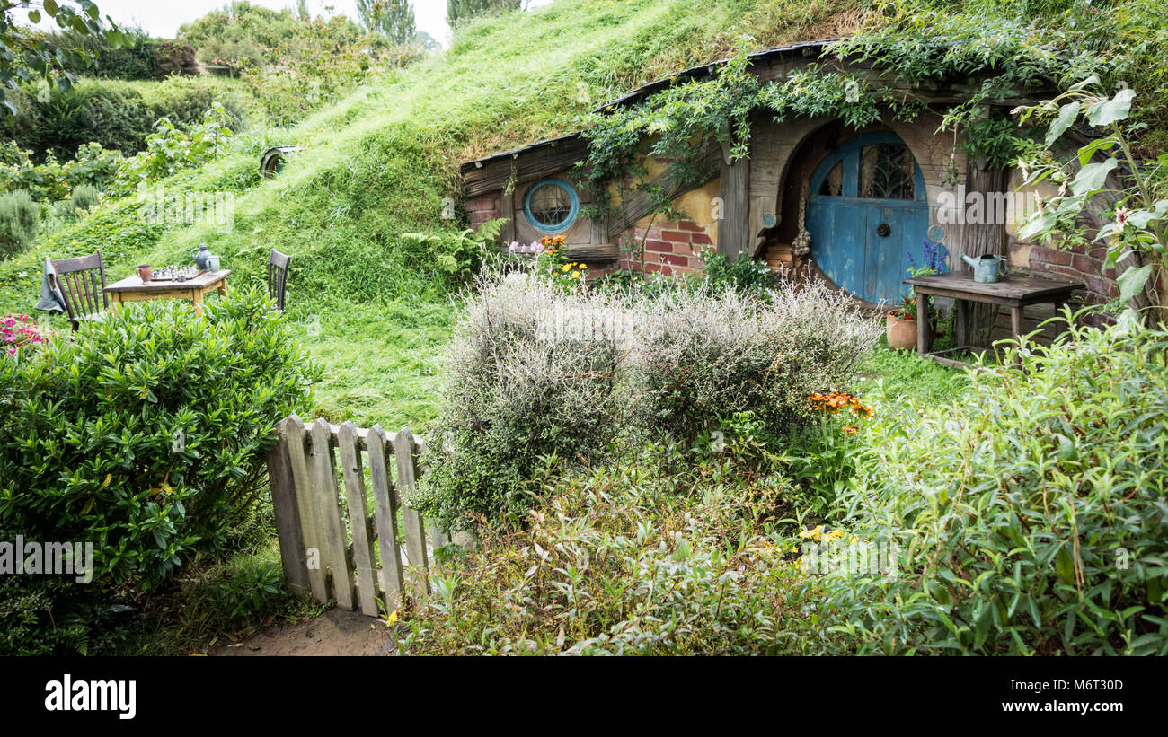 Hobbit Houses, Hobbiton Movie Set, Matamata, North Island, New Zealand Stock Photo