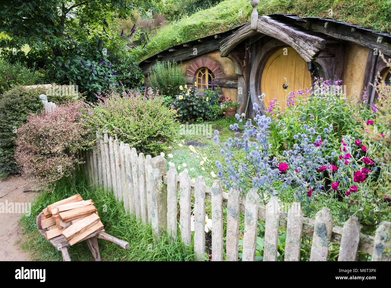 Hobbit Houses, Hobbiton Movie Set, Matamata, North Island, New Zealand Stock Photo