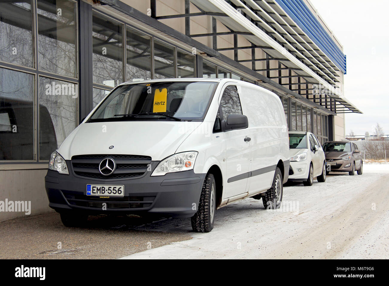 Black passenger van Mercedes Benz W447 Viano in the city street in motion.  Luxury black Mercedes Vito van Stock-Foto