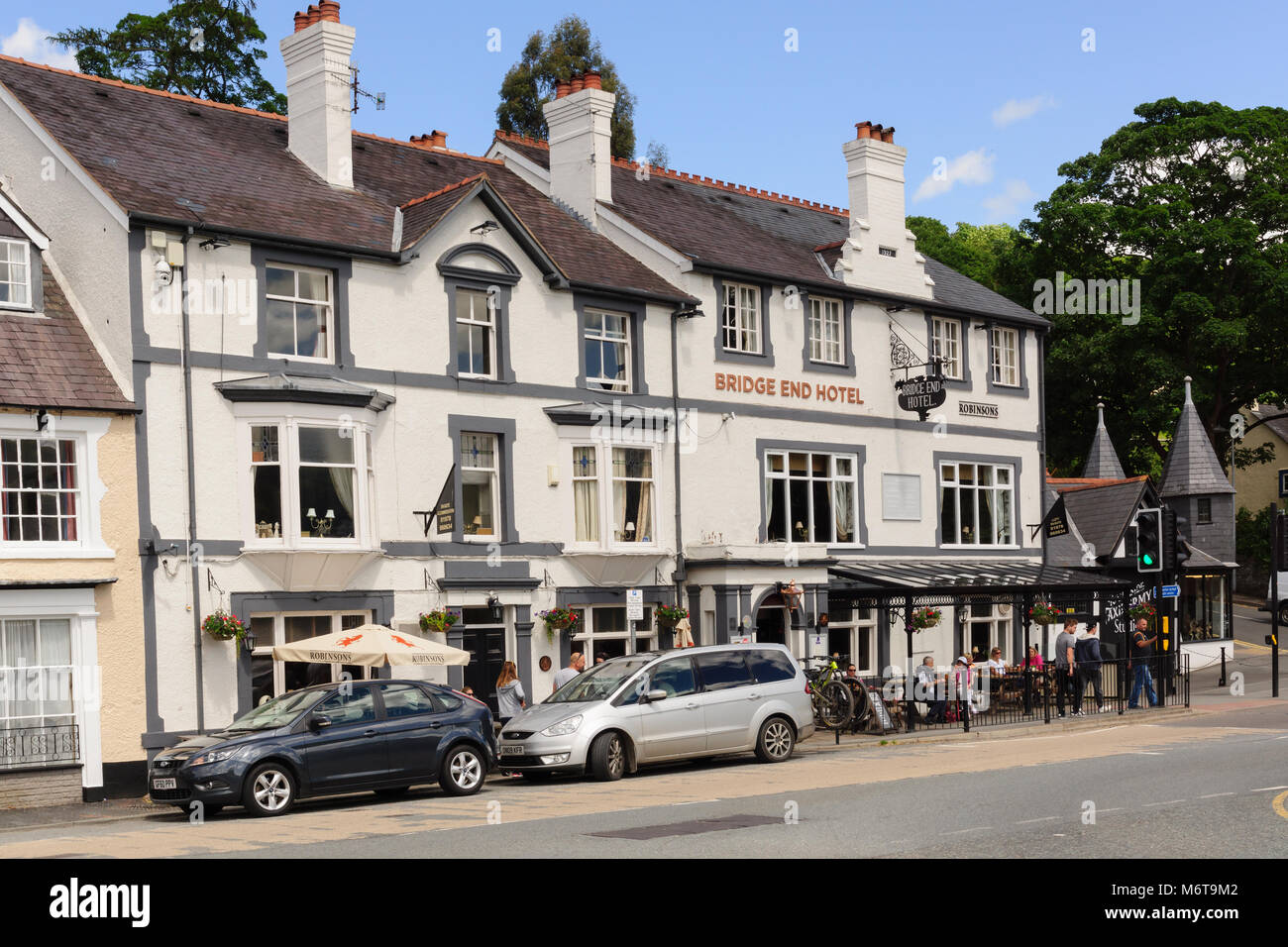 The Bridge End Hotel a popular bar and restaurant overlooking the River Dee in Llangollen North East Wales Stock Photo