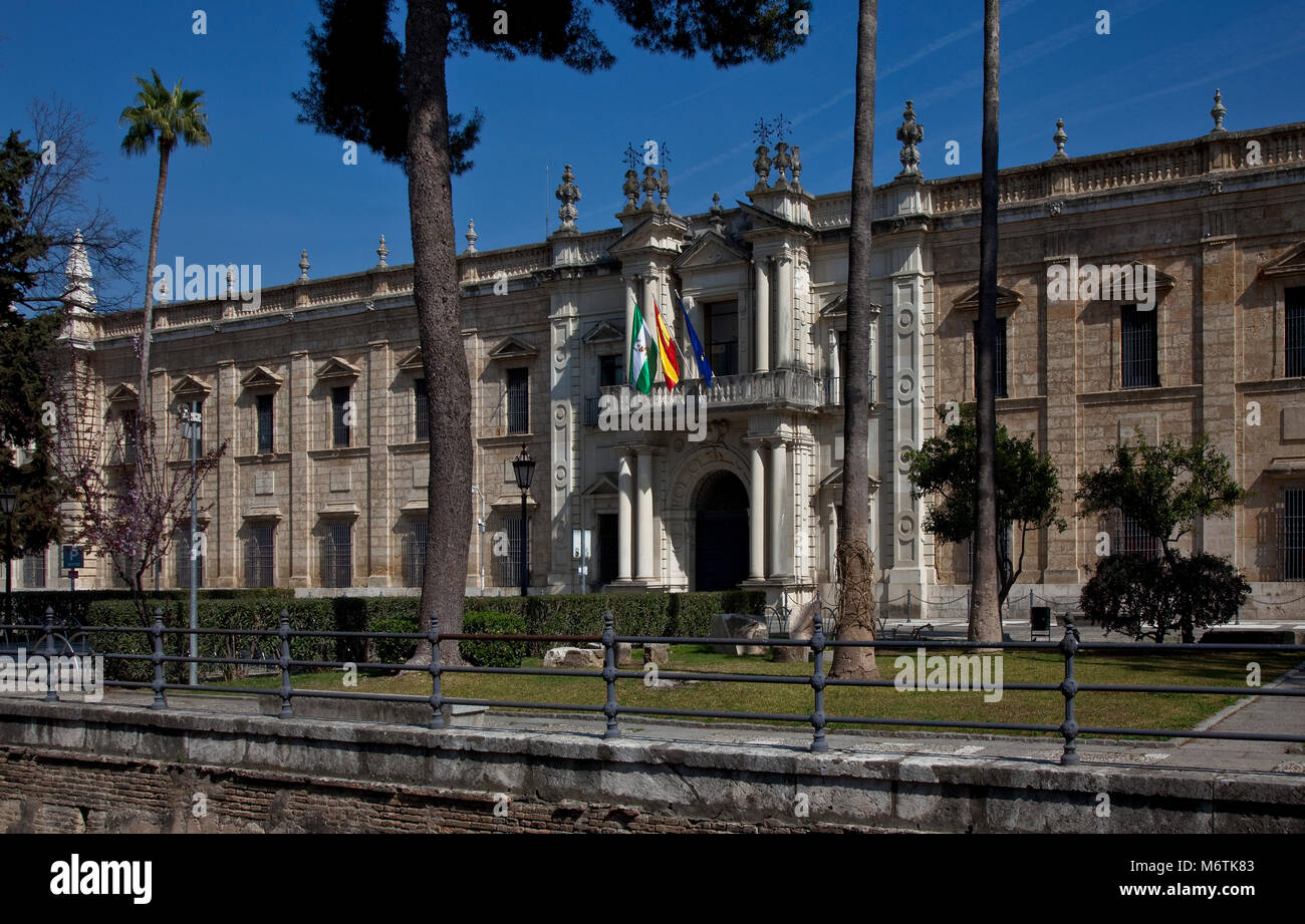 Sevilla, Universität. Westfassade Ausschnitt mit Portal. Erbaut 1728 bis 1771 als Tabakfabrik. 1953 zur Universität Sevilla (gegründet 1505) konvertie Stock Photo