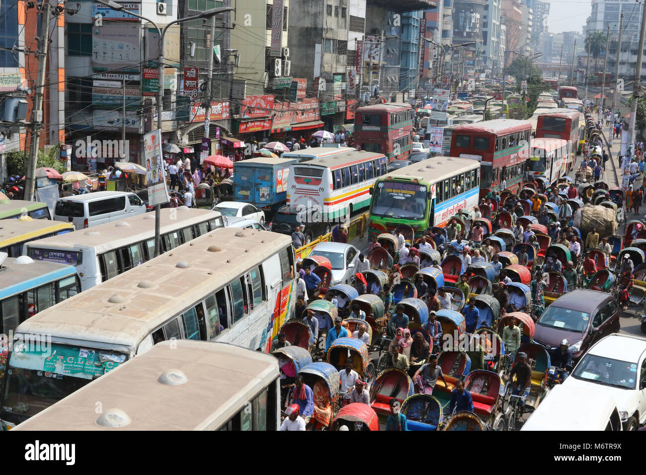 U hojatxonada emishni boshladi.