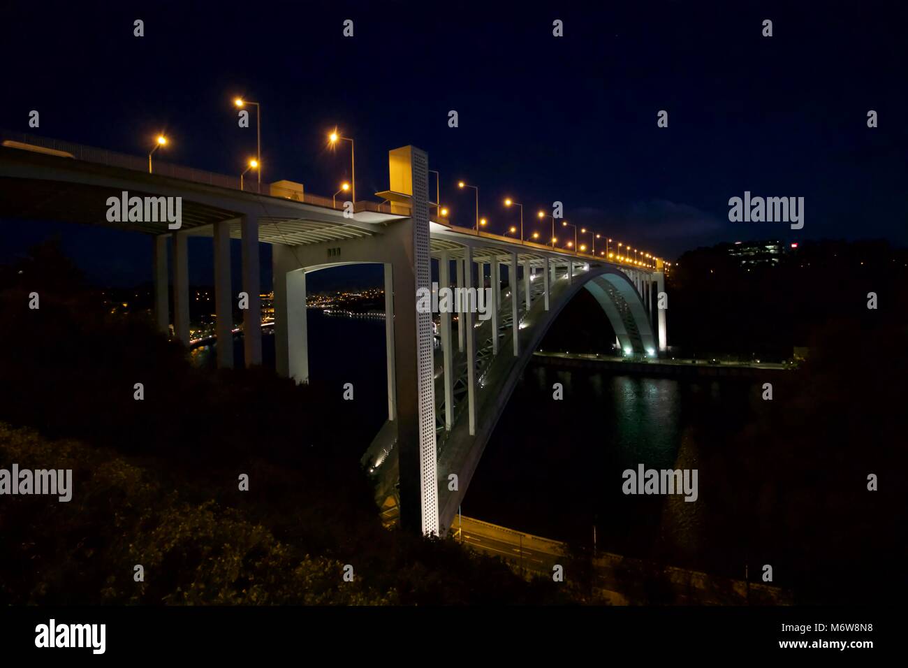 Ponte da Arrábida entre Porto e Vila Nova de Gaia. de Edgar Cardoso e em betão armado Stock Photo