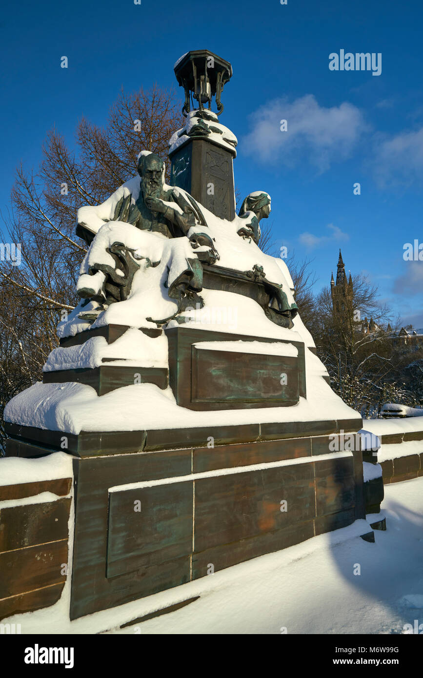 Staues on Kelvin Way Bridge, Glasgow, covered in snow on a bright sunny day Stock Photo