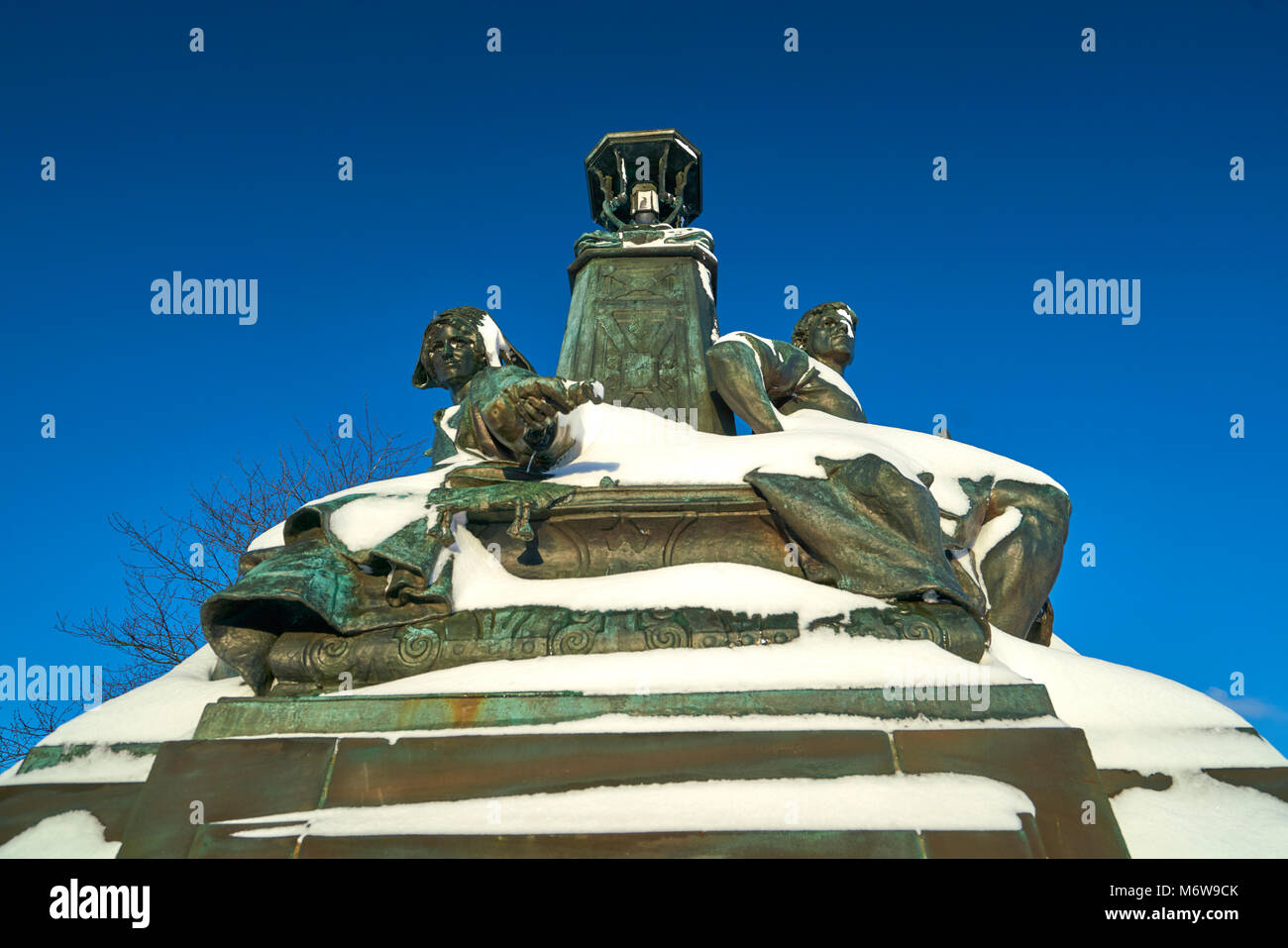 Staue on Kelvin Way covered in snow on a sunny winters day Stock Photo