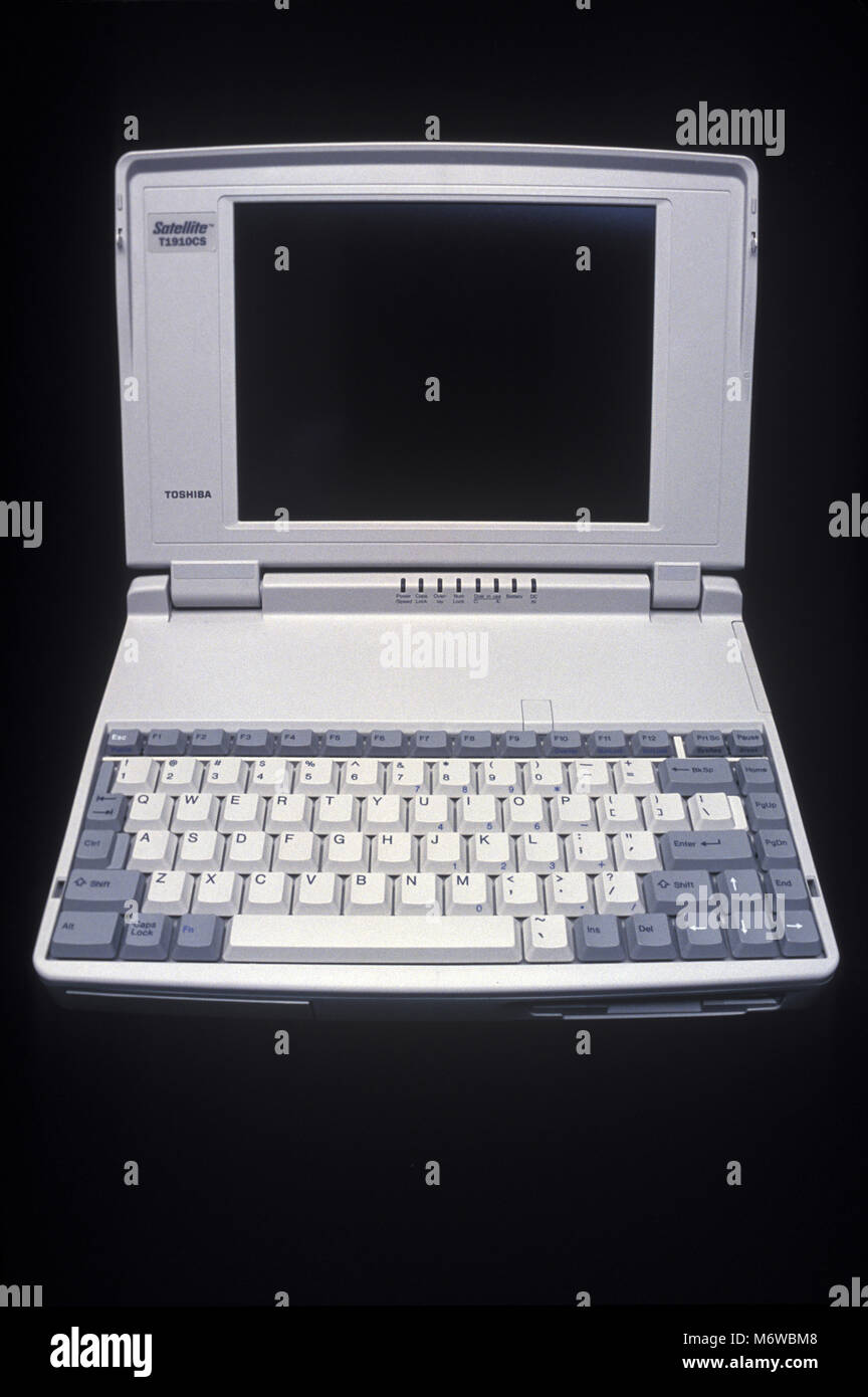 1994 HISTORICAL TOSHIBA T1910CS SATELLITE LAPTOP NOTEBOOK COMPUTER (©TOSHIBA CORP 1994) Stock Photo