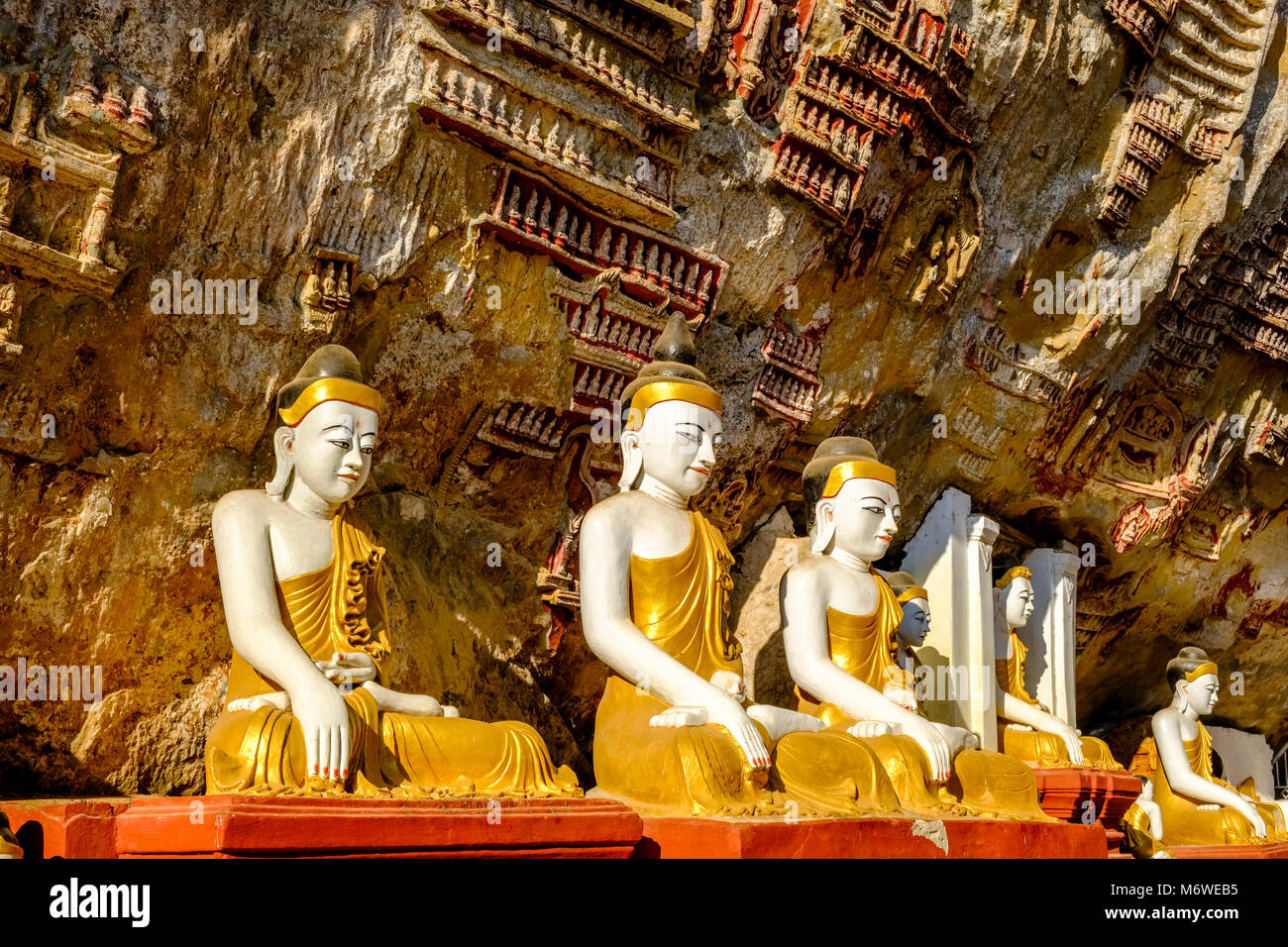 Rock carvings on the ceiling and Buddha statues at Kaw-goon cave, also known as Kawgun Cave Temple or Cave of the Ten Thousand Buddhas Stock Photo