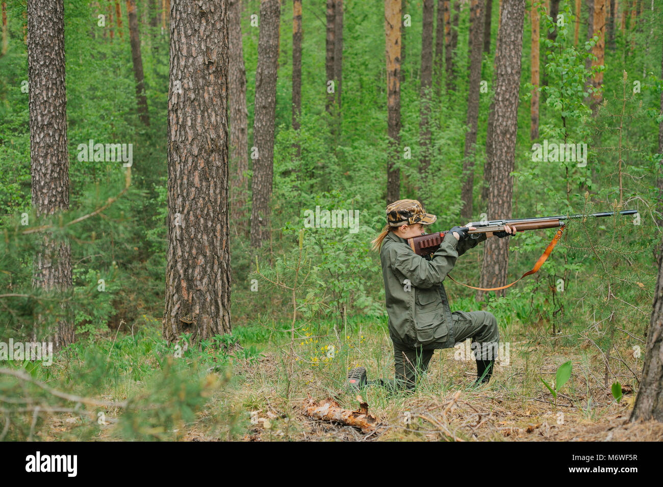 Woman hunter with a gun. Hunting in the woods Stock Photo - Alamy