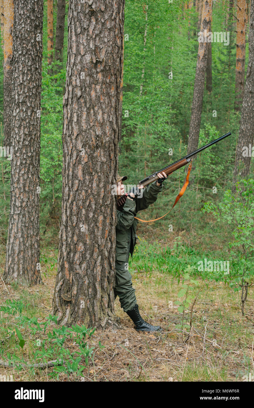 Woman hunter with a gun. Hunting in the woods Stock Photo - Alamy