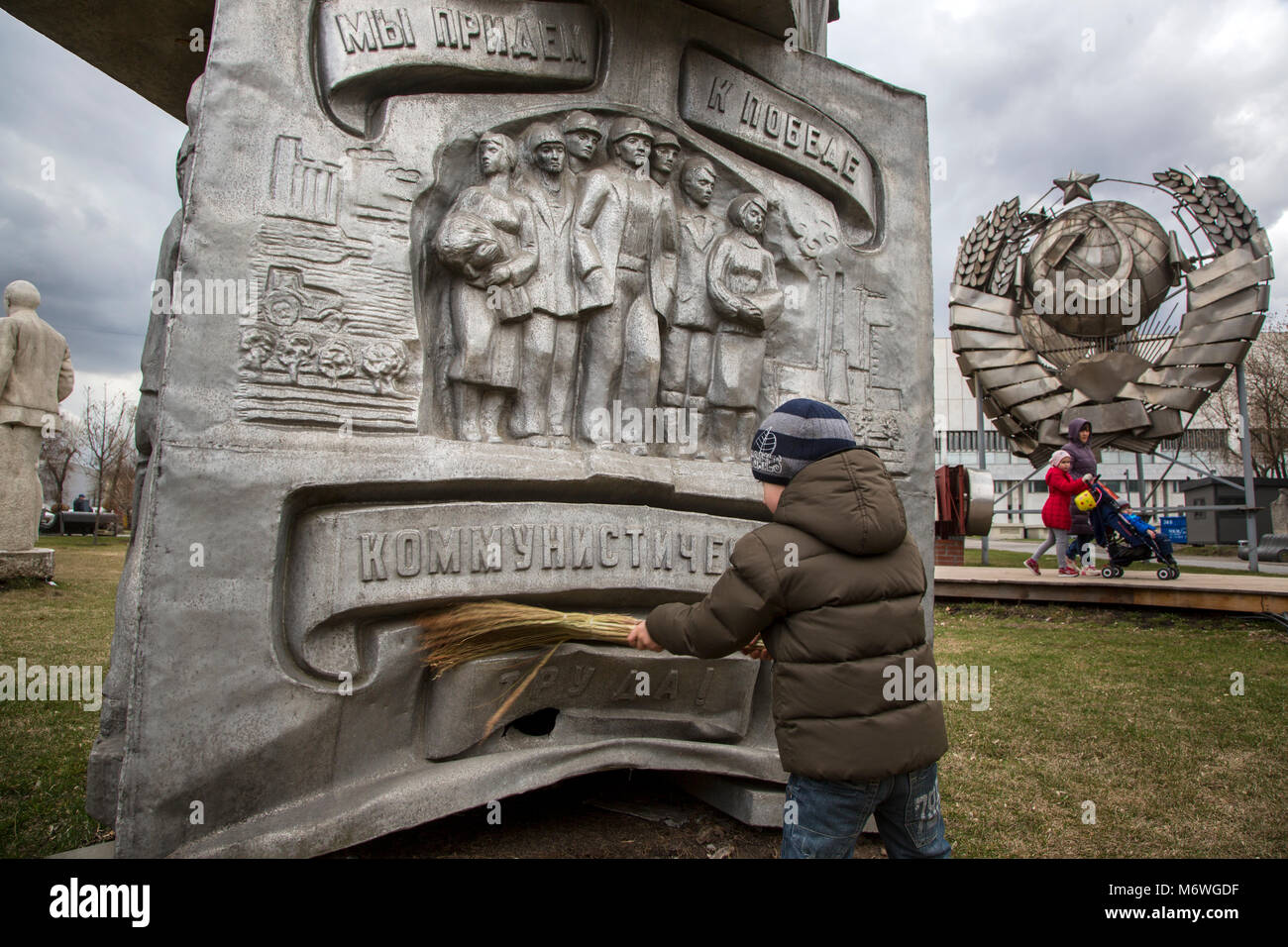 People take part in a volunteer clean-up annual spring event (Subbotnik) in Moscow's Muzeon Park in Moscow ,Russia Stock Photo
