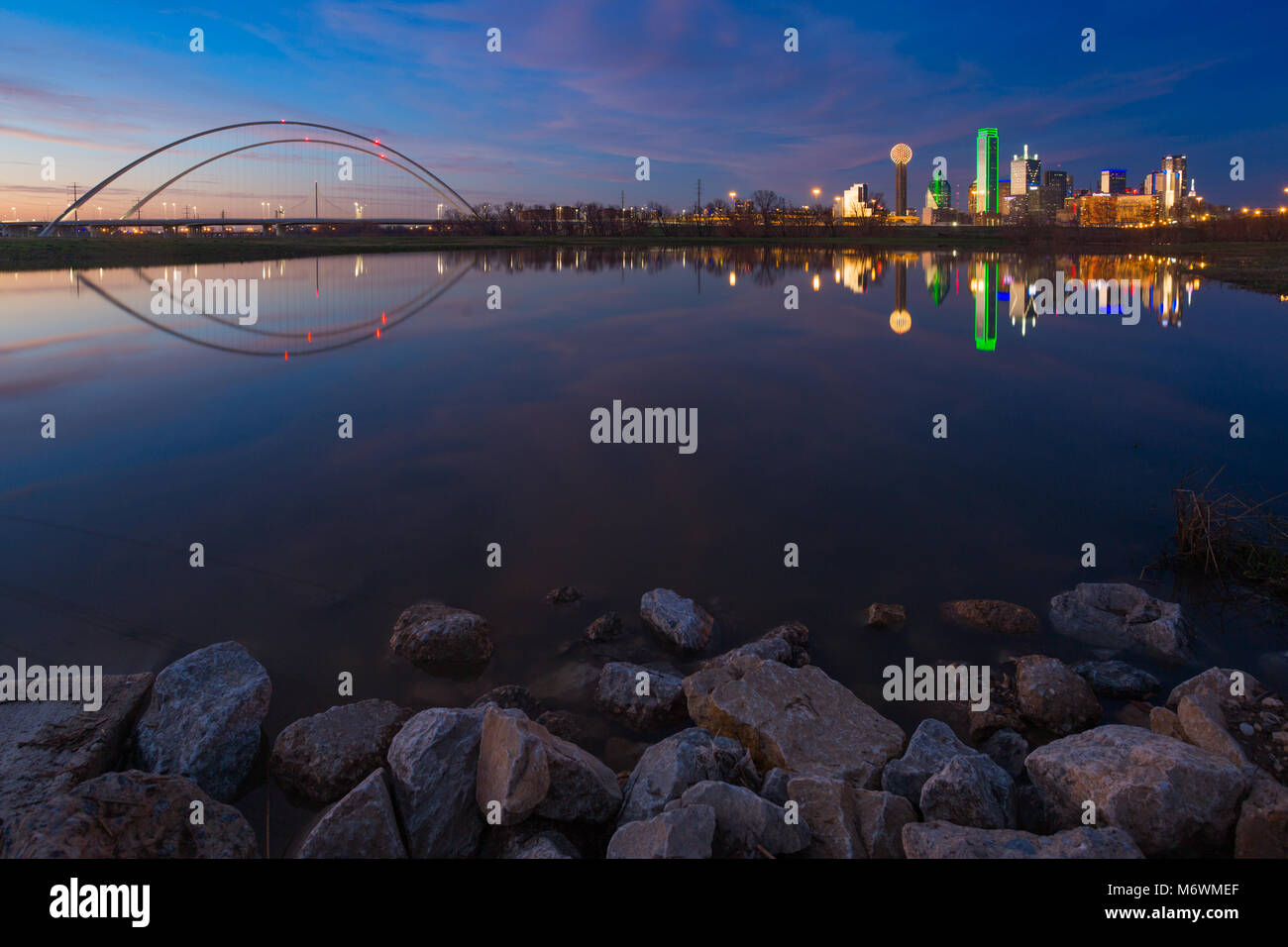 Downtown dallas skyline hi-res stock photography and images - Alamy