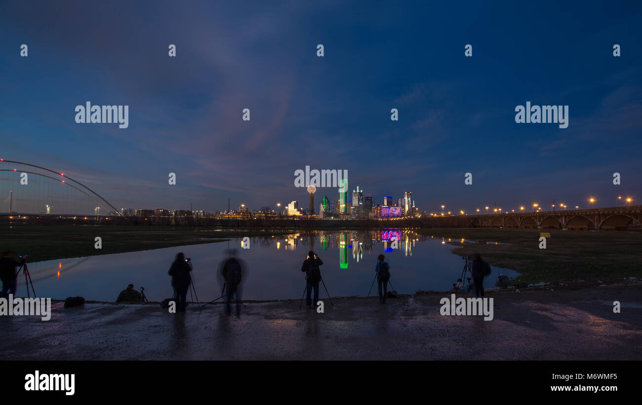 Dallas skyline at night hi-res stock photography and images - Alamy