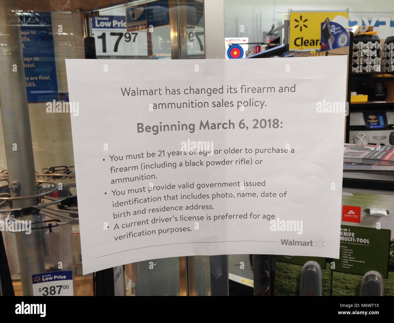 Lecanto, Florida March 6, 2018 A Walmart Supercenter posts a sign