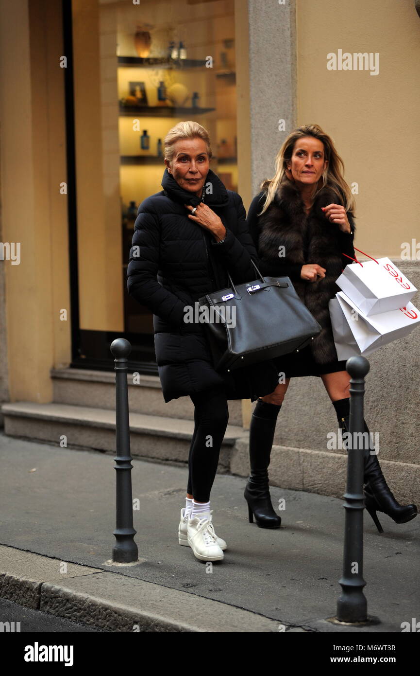 Milan, Silvia Monti wife of Carlo De Benedetti and daughter Una Dona delle  Rose Silvia Monti, wife of 'Ing. Carlo De Benedetti, walks through the  streets of the center with his daughter