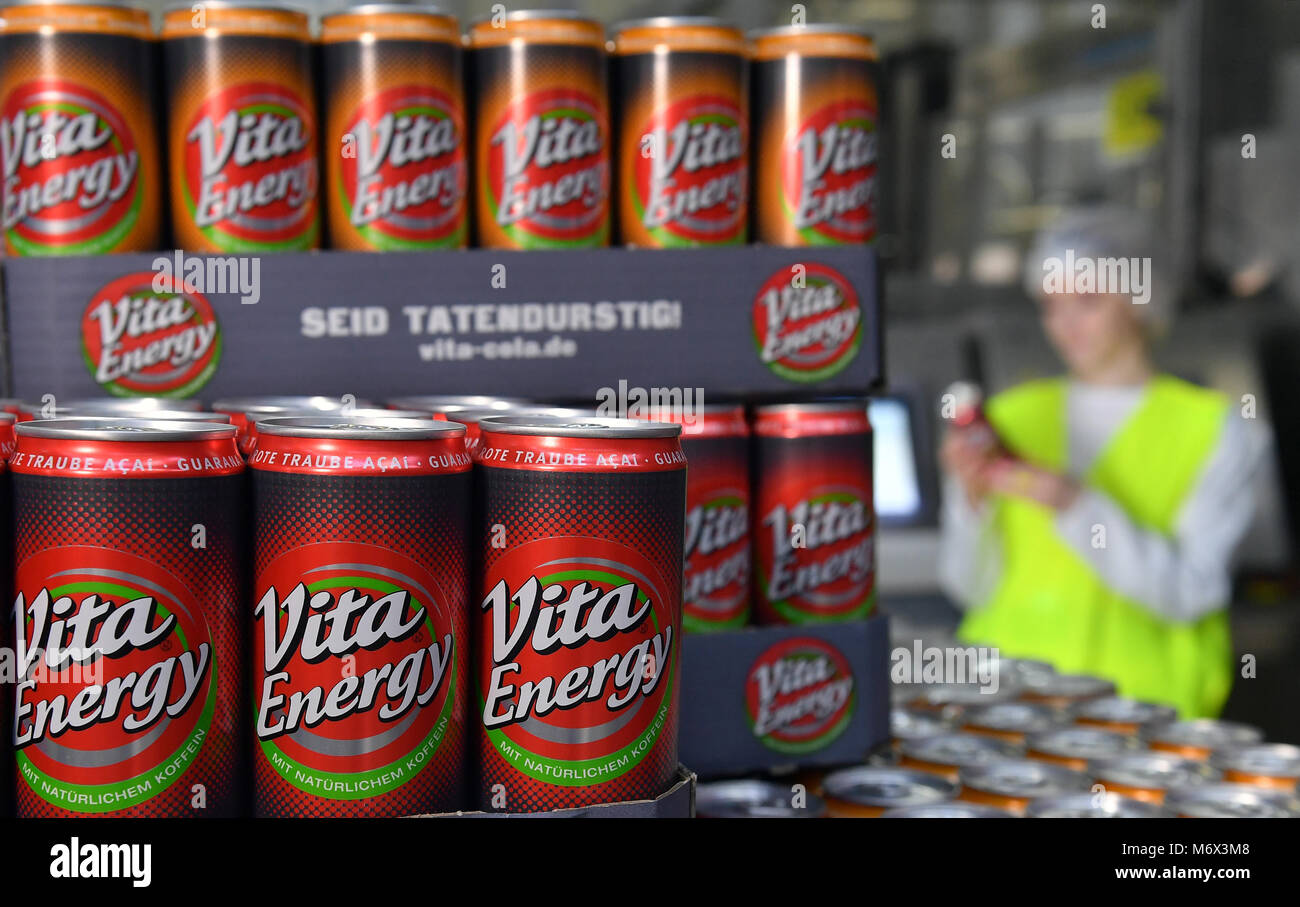 10 February 2018, Germany, Lichtenau: Verena Schmidt, employee of Lichtenauer Mineralquellen GmbH, looking at a can of Vita Energy. The launch of two new varieties of Vita Energy in the eastern German market is planned for March 2018. Twelve alcohol-free refreshment drinks are now available under the Vita Cola brand. Photo: Martin Schutt/dpa-Zentralbild/dpa Stock Photo