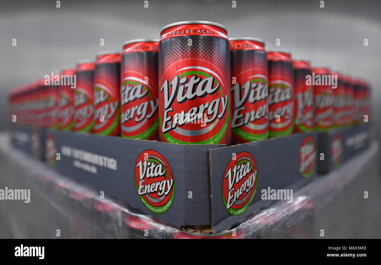 10 February 2018, Germany, Lichtenau: Vita Energy cans pictured in a pallet in the facilities of Lichtenauer Mineralquellen GmbH. The launch of two new varieties of Vita Energy in the eastern German market is planned for March 2018. Twelve alcohol-free refreshment drinks are now available under the Vita Cola brand. Photo: Martin Schutt/dpa-Zentralbild/dpa Stock Photo