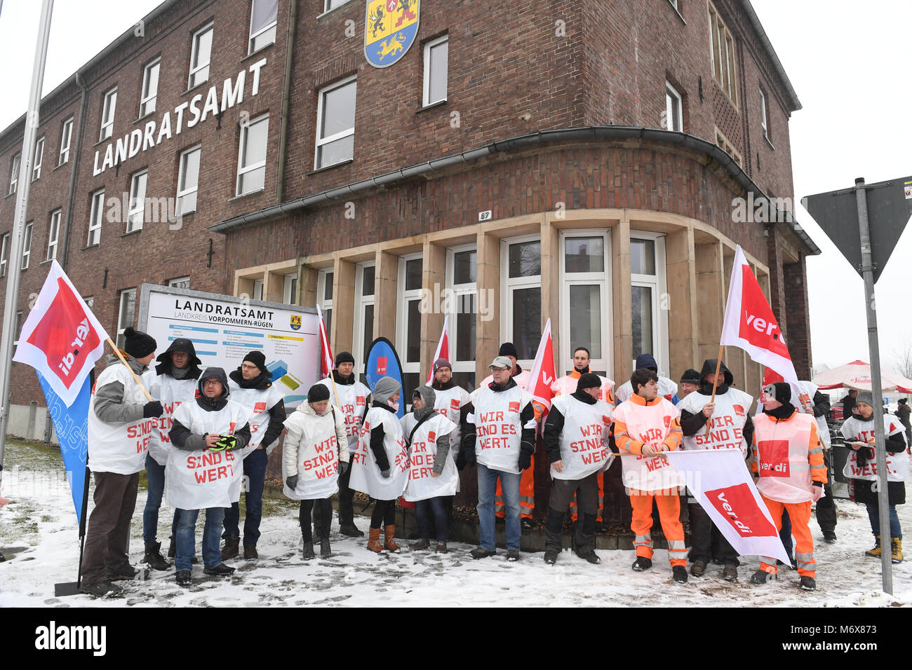 07 March 2018, Germany, Stralsund: Public service staff have gathered in front of the district office of county Western Pomerania and Ruegen for a warning strike. The first round of wage and salary negotiations for the nationwide 2, 3 million public service emplyees has ended without an offer from public service employers more than a week ago. Photo: Stefan Sauer/dpa Stock Photo