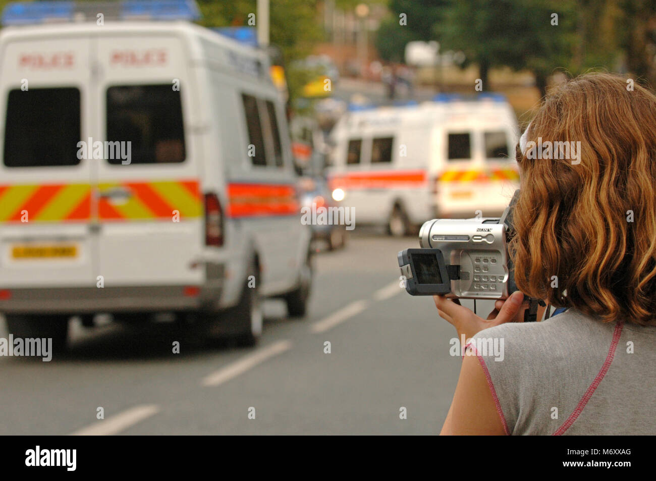 Member of the public filming on camcorder during police seige on a house South London related to the London July 2006 terrorist bombings. 23/7/06 Stock Photo