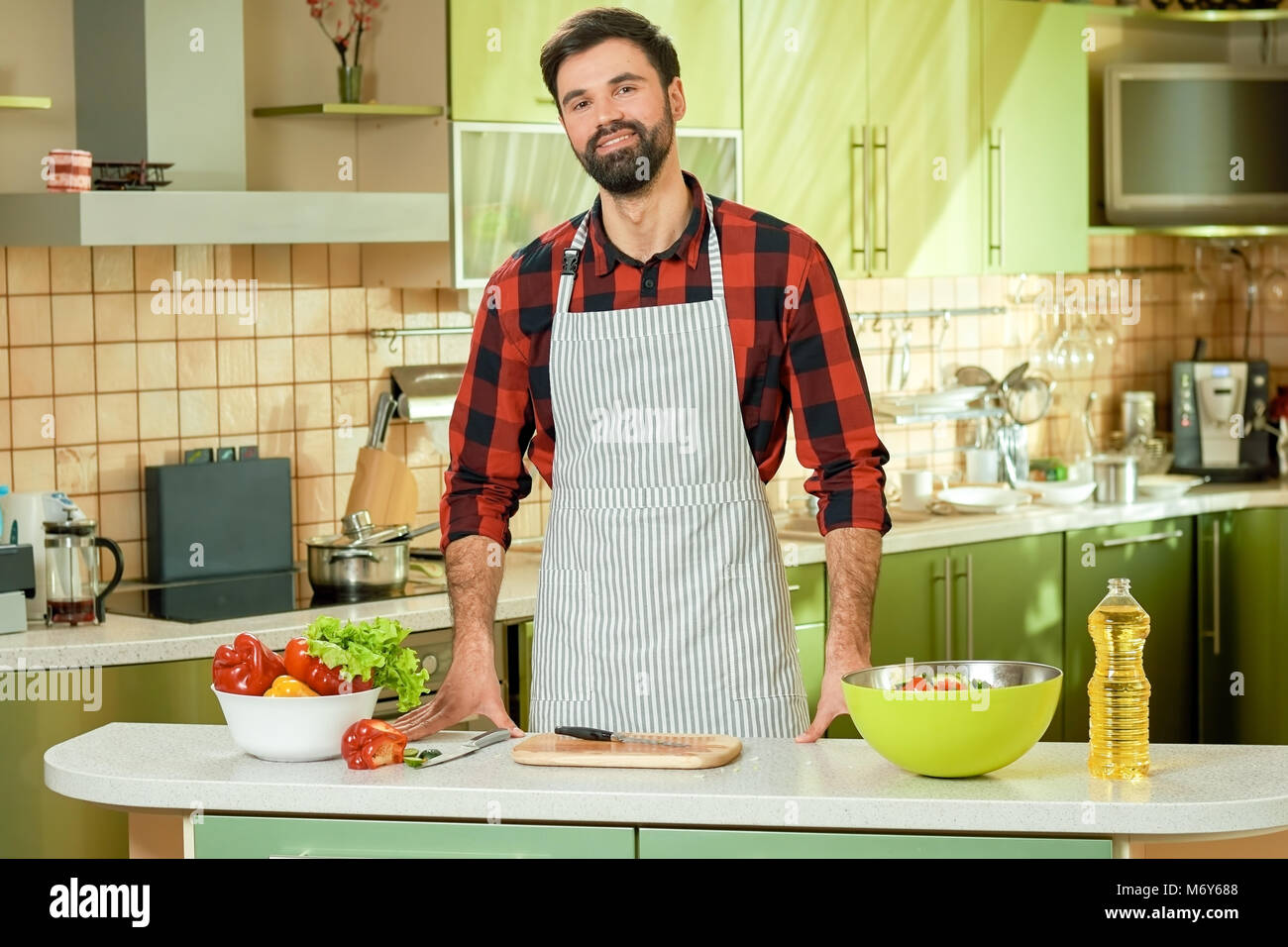 Man In Kitchen Kitchen advice hi-res stock photography and images - Alamy