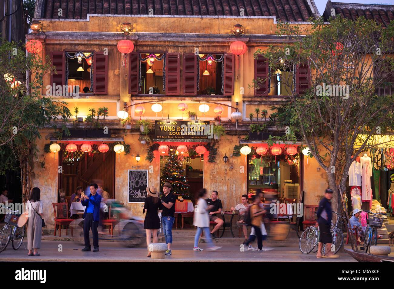 Cafes and restaurants line the Thu Bon River in the old town of Hoi An, Vietnam Stock Photo
