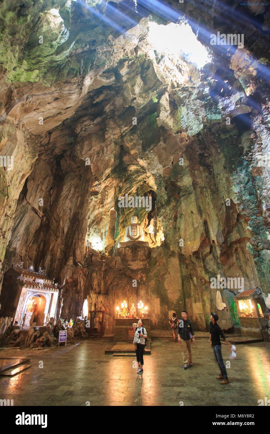 A Shakyamuni Buddha statue towers over the Huyen Khong Cave on Nhuyen Son Mountain, Da Nang, Vietnam Stock Photo