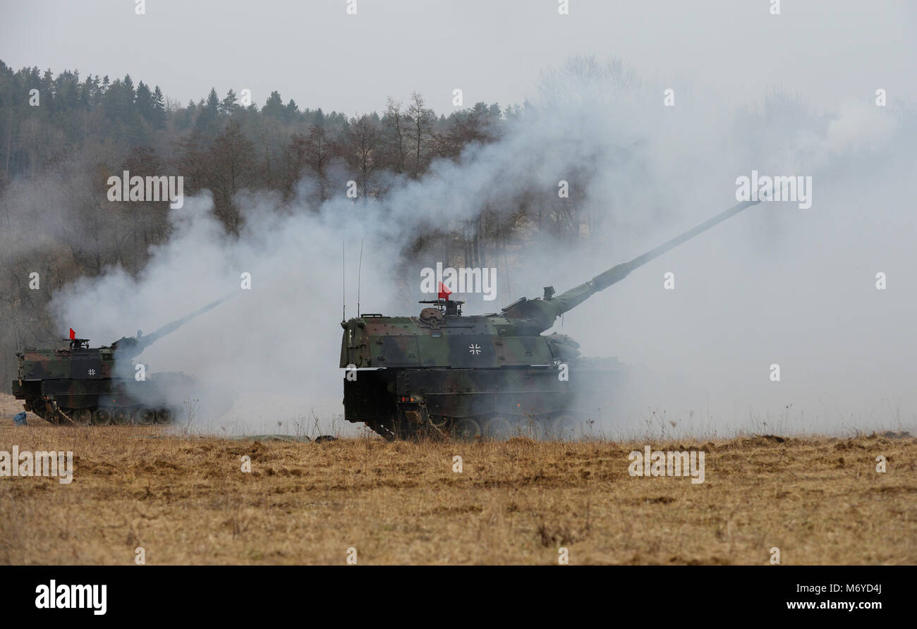 German self propelled guns fire. Howitzers from 2nd Platoon, 4th Battery, 131st Artillery Battalion. Regiment carry out a fire mission on the PZH Howitzer.    Exercise Dynamic Front 18 includes approximately 3,700 participants from 26 nations at the U.S. Army’s Grafenwoehr Training Area (Germany), Feb. 23-March 10, 2018. Dynamic Front is an annual U.S. Army Europe (USAREUR) exercise focused on the interoperability of U.S. Army, joint service and allied nation artillery and fire support in a multinational environment, from theater-level headquarters identifying targets to gun crews pulling lany Stock Photo